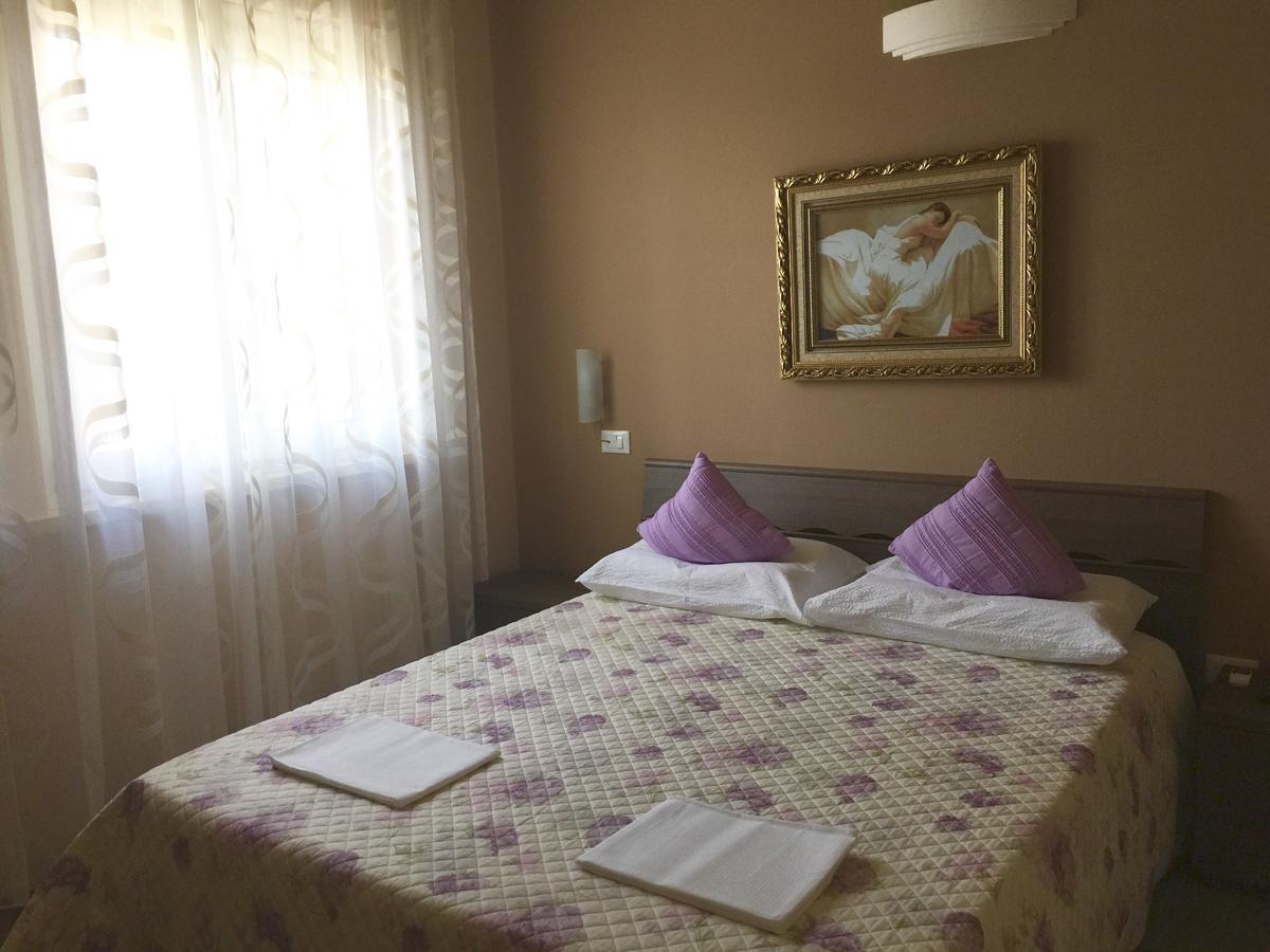 Bba2Passi Bed & Breakfast Marina di Massa Bagian luar foto