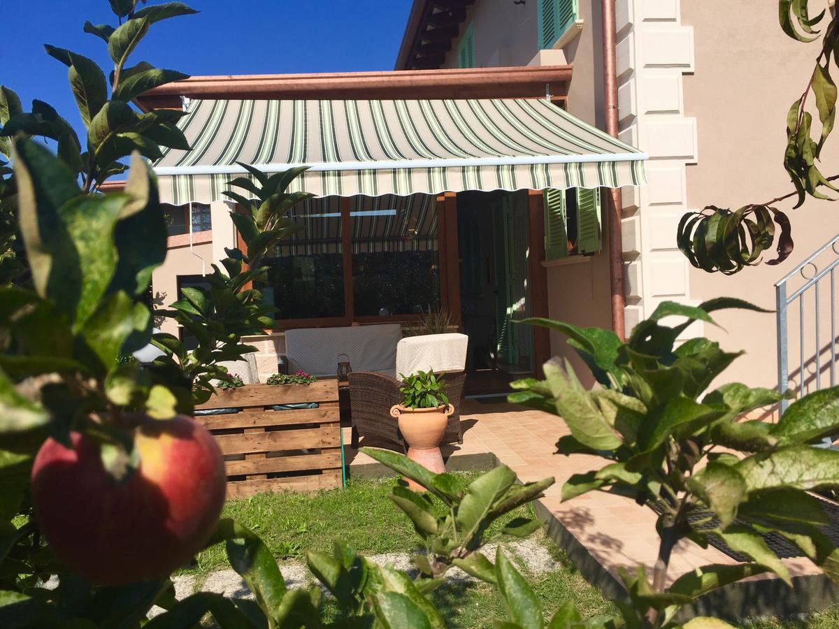 Bba2Passi Bed & Breakfast Marina di Massa Bagian luar foto