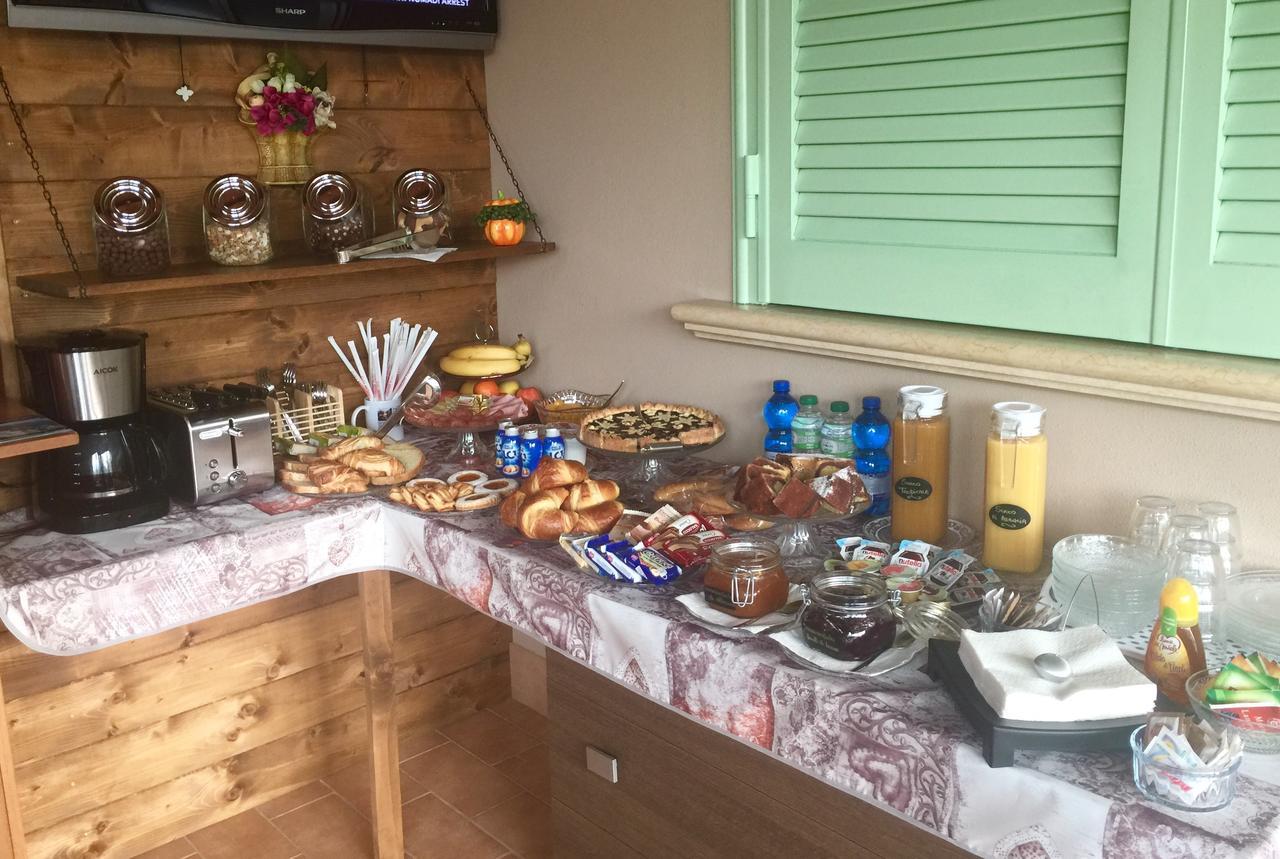 Bba2Passi Bed & Breakfast Marina di Massa Bagian luar foto